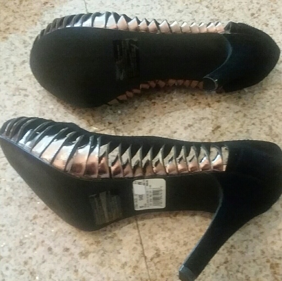 🍎Host Pick🍎 SOLD🍎Black & GOLD High Heel Shoes - Picture 3 of 3